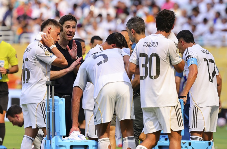 Xavi Alonso se dirige a sus jugadores.