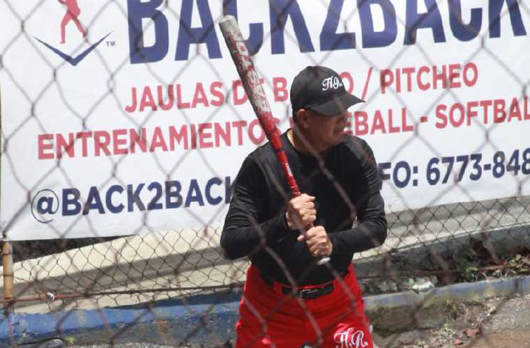 Horacio Rodríguez, director y jugador del Club HR, unos de los equipos participantes de la Liga de Softbol de 50 años y más de Panamá Este.