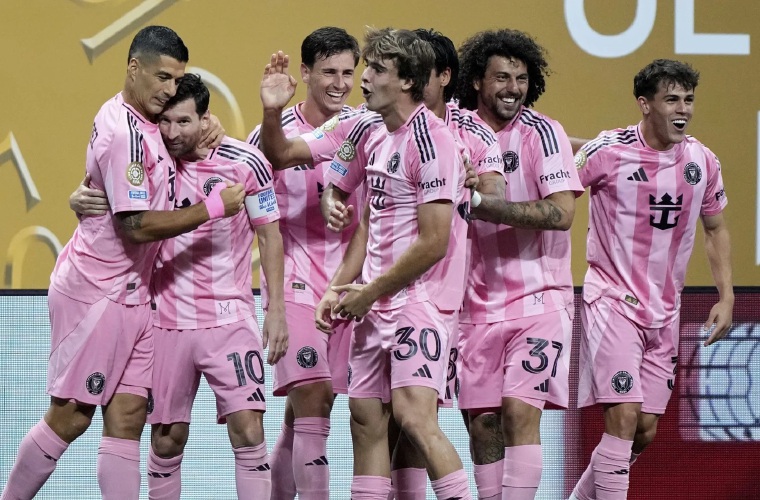 Messi es felicitado por sus compañeros.