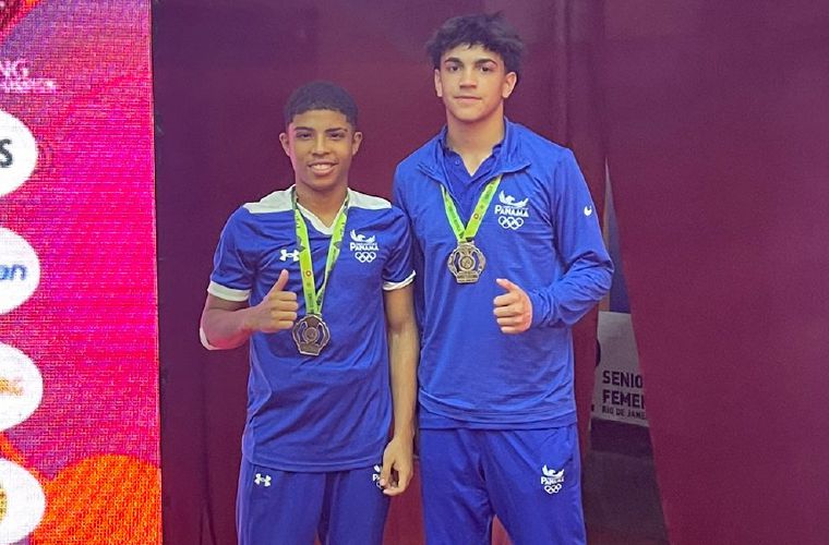 Kadir Quiñones (izq.) y Cameron Haines, ganadores de la medalla de bronce en los 51 y 65 kilos estilo libre respectivamente. 