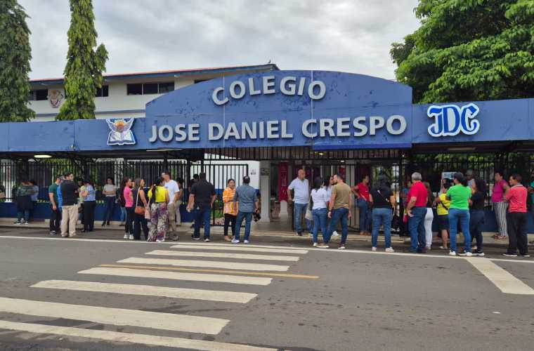 Padres de familia y estudiantes en las afueras del plantel educativo José Daniel Crespo.