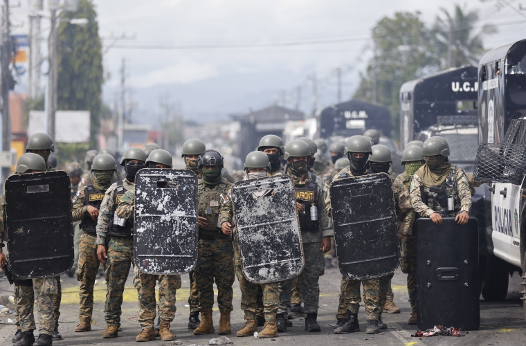 Policías en Changuinola.