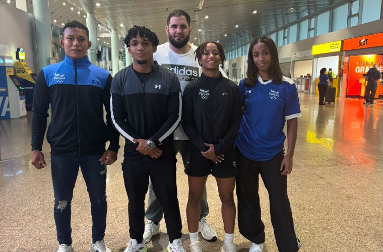 Los atletas panameños Wilfrido Samaniego, Royglen Temple, Jeanice Mejía y Yusneiry Agrazal junto al entrenador ruso Catriel Pehuen Muriel.