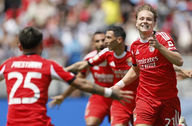 Andreas Schjelderup (21) y Gianluca Prestianni celebran el gol de Benfica ante el Bayern Munich en el Mundial de Clubes.
