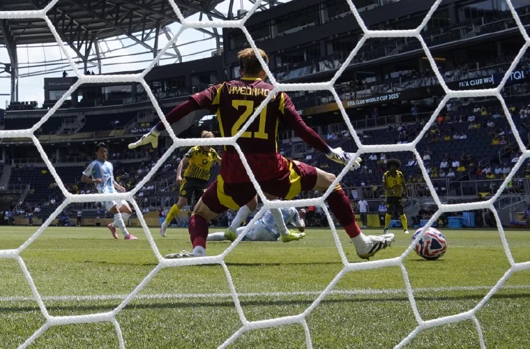 Daniel Svensson anota un gol para Borussia.