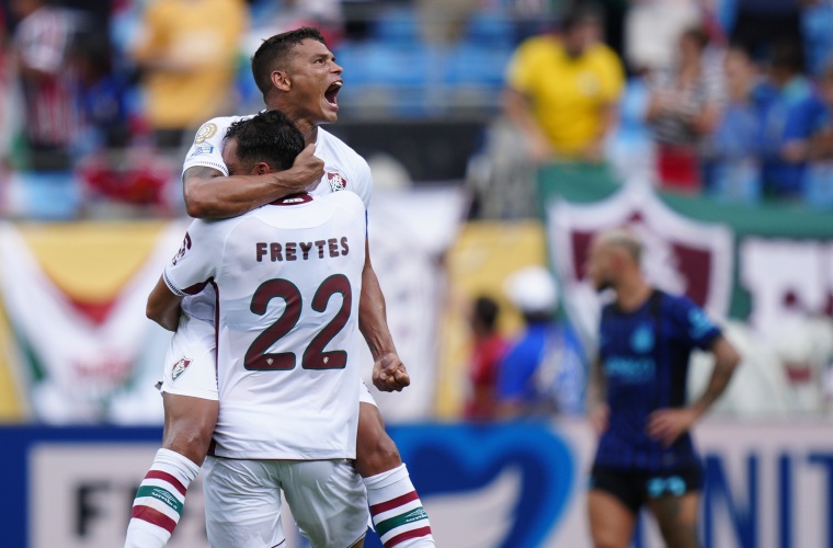 Juan Freytes (i) y Thiago Silva (c) de Fluminense celebran la victoria.