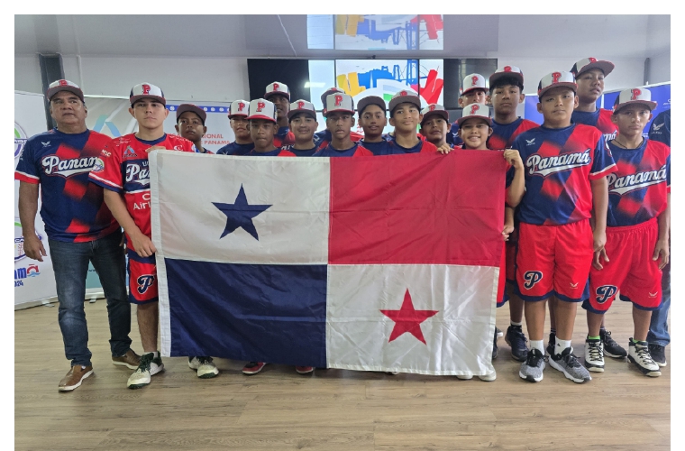 La Selección de béisbol de Panamá recibió ayer el Pabellón Nacional en las oficinas de la Federación Panameña de Béisbol (Fedebeis).