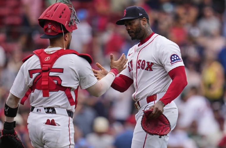 Aroldis Chapman (der.) salvó el juego.
