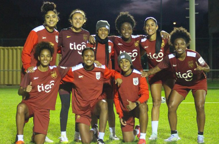Jugadoras de la Selección Mayor Femenina de Fútbol de Panamá luego del primer entrenamiento realizado en Australia.
