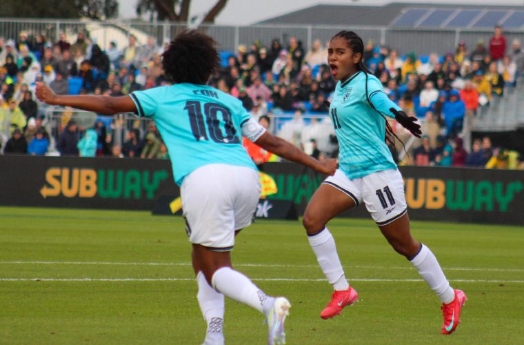 Sherline King (der.) celebra el gol anotado ante Australia el pasado sábado junto a su compañera Marta Cox.