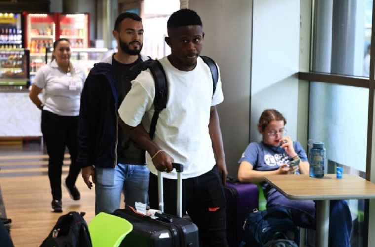 Gustavo Herrera a su llegada a la ciudad de San José, Costa Rica, donde firmará hoy con el club Saprissa.