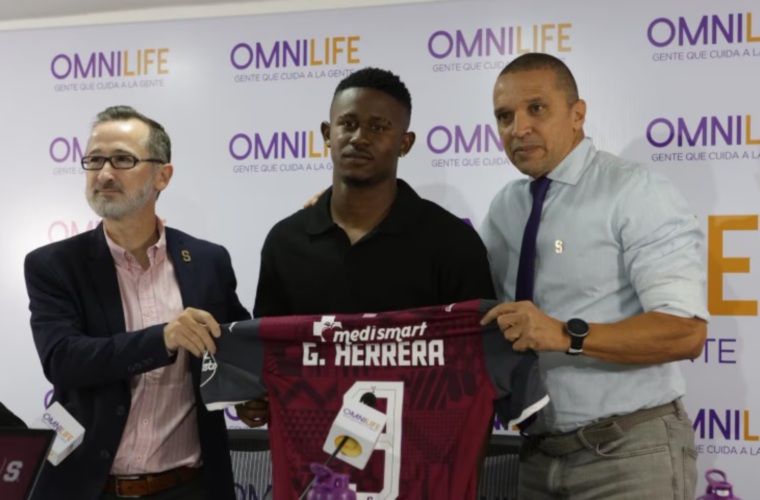 Gustavo Herrera (i) durante su presentación.