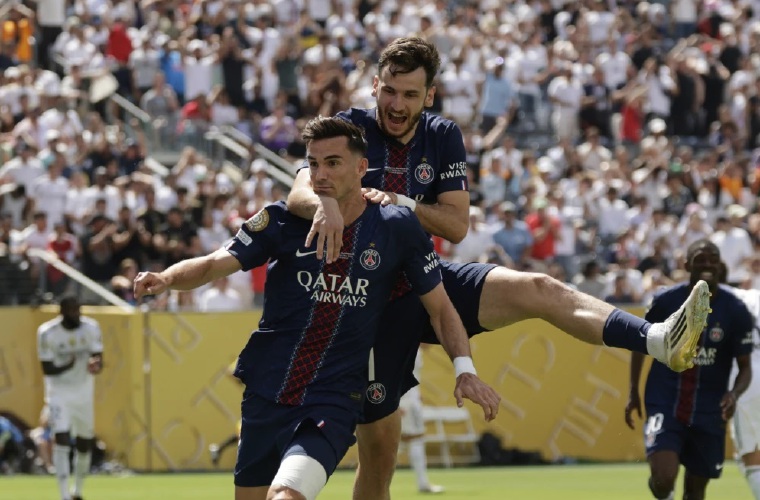 Fabián Ruiz celebra uno de sus goles.
