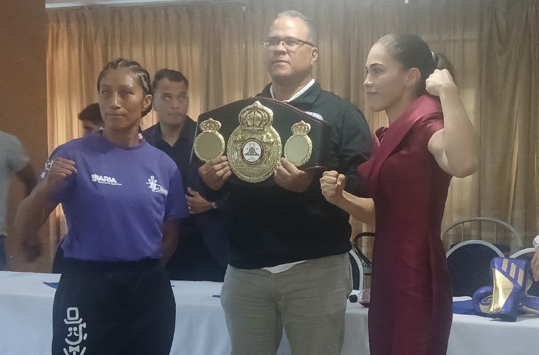 La panameña Nataly Delgado (der.) y la mexicana Maribel Ramírez (izq.).