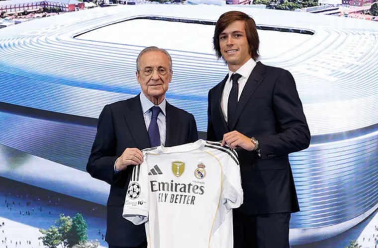 Florentino Pérez (i) y Álvaro Carreras.