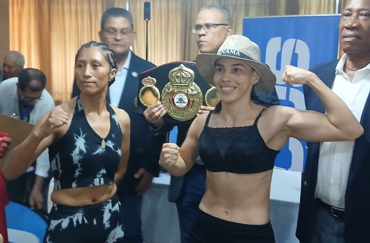 Nataly Delgado (der.) y Maribel Ramírez ayer en la ceremonia de pesaje oficial.