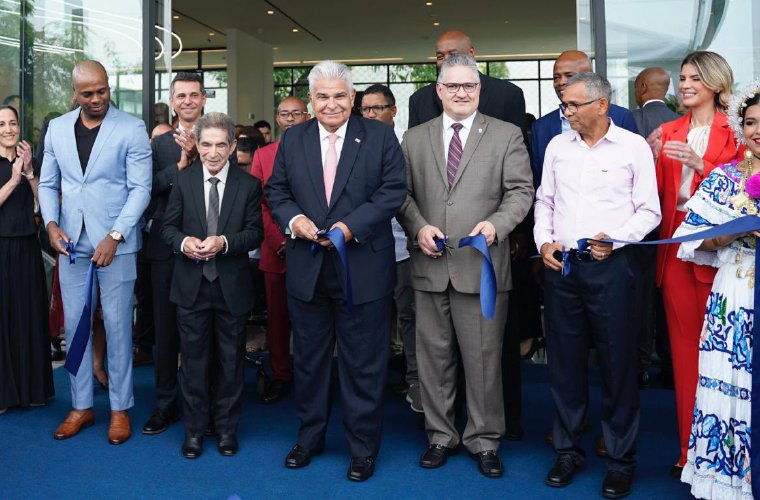 El presidente de la República de Panamá, José Raúl Mulino, junto a glorias del deporte, inauguró el Salón de la Fama y Museo del Deporte Panameño.