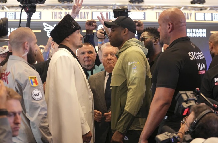 Oleksandr Usyk (d) y Daniel Dubois.