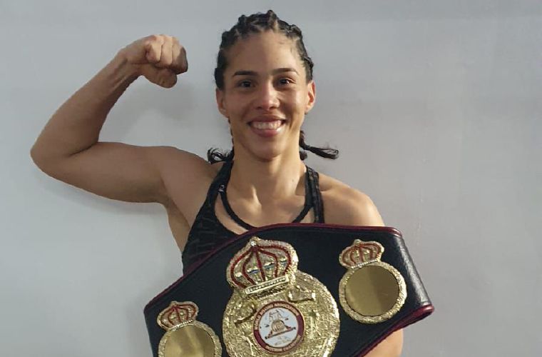 La campeona mundial supermosca de la Asociación mundial de Boxeo (AMB), la panameña Nataly Delgado, con el cinturón ganado el viernes.