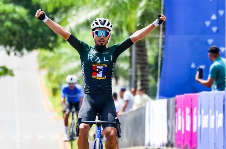 Bolívar Espinosa al cruzar la meta.