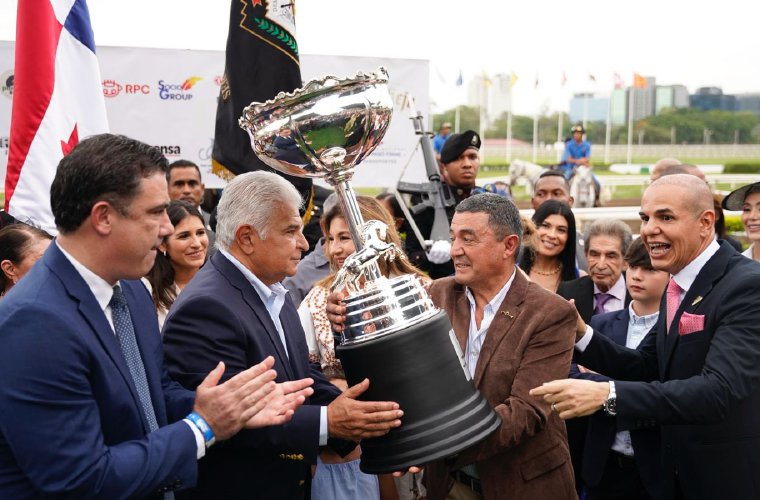 El presidente de la República, José Raúl Mulino, entrega el trofeo del Clásico Presidente de la República, al señor Óscar Molina Pacheco, propietario del ejemplar ‘Senescal’.