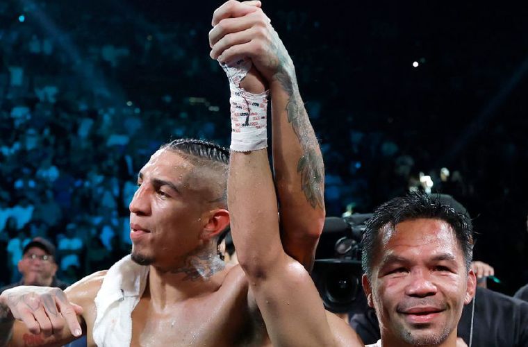 Manny Pacquiao (der.) y Mario Barrios luego del veredicto de los jueces.