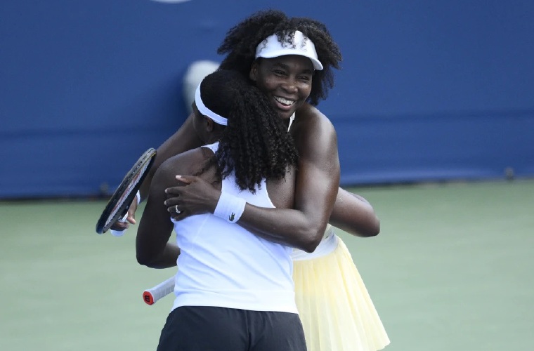 Venus (d) abraza a Hailey Baptiste.