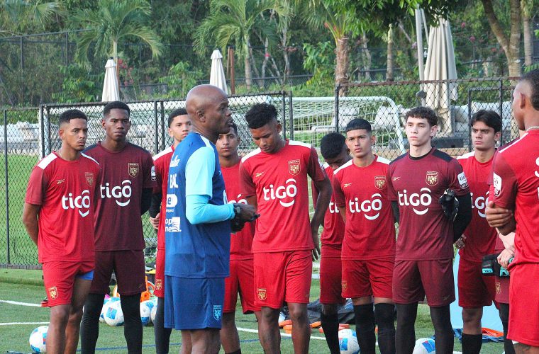 Jorge Dely Valdés, director técnico de la Selección Nacional Sub-20 de Fútbol, habla a sus dirigidos previo a la práctica de ayer.