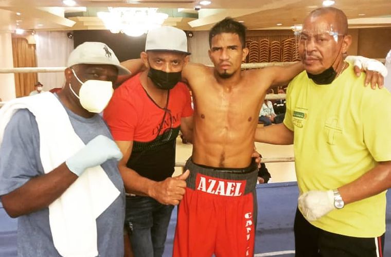 Azael ‘Candelilla’ Villar (c), junto a su entrenador Rigoberto Garibaldi (der.) y su preparador físico Samuel Lastra.