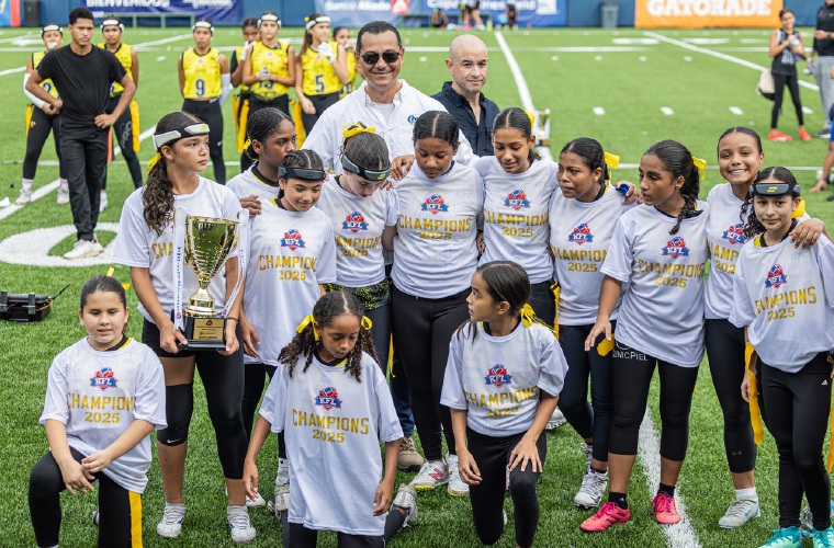 Las Kiwanis Kolts con el trofeo.