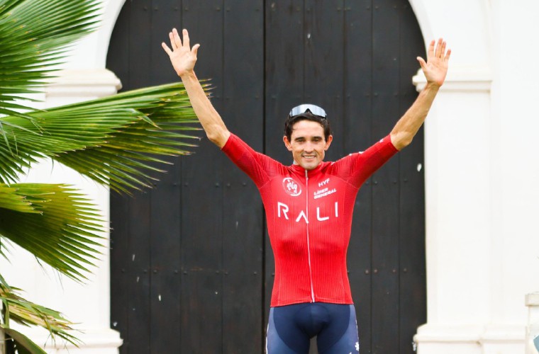 El ciclista colombo-español Oscar Sevilla se colocó la camiseta de líder general del Tour de Panamá, luego de disputada la primera etapa de esta competencia.