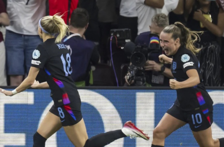 Jugadoras de Inglaterra celebran el pase a la Final de la Eurocopa.
