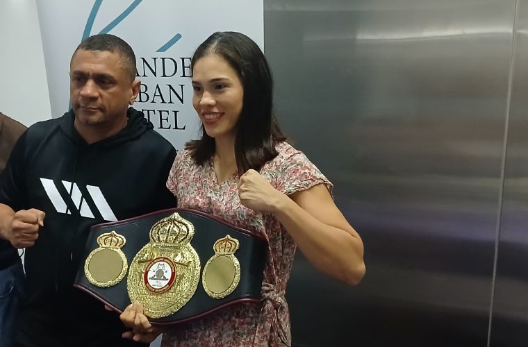 La campeona mundial supermosca de la AMB, Nataly Delgado y su entrenador y esposo Julio César Archibold, durante el cuentro de ayer.