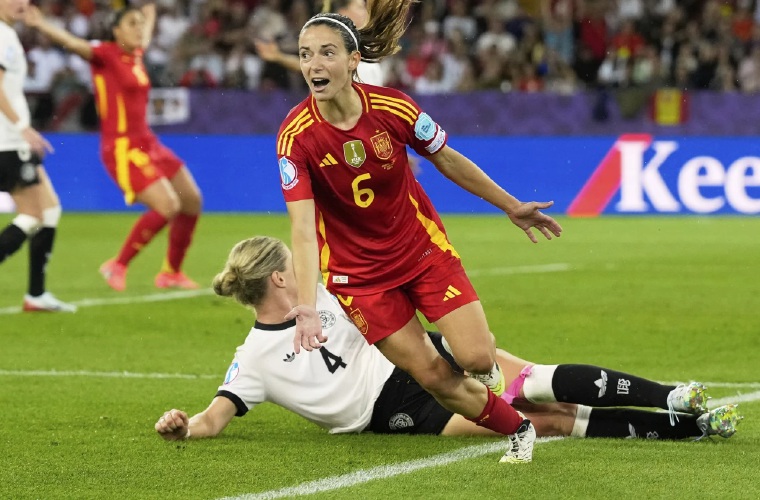 Aitana Bonmatí al anotar el gol decisivo.