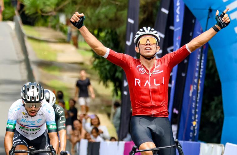 El ciclista panameño Franklin Archibold cuando cruzó la meta de la tercera etapa del Tour de Panamá.
