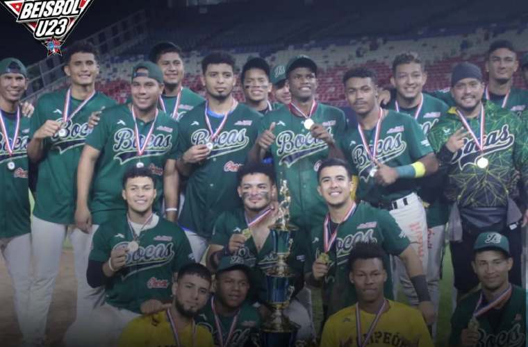 Jugadores de Bocas del Toro con el título.