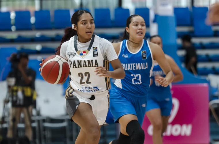 Lya González (izq.), de Panamá, conduce el balón durante el encuentro que sostuvo el quinteto istmeño ante Guatemala en el día de ayer.