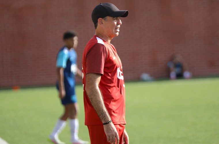 Leonardo Pipino, técnico de la Sub-17.