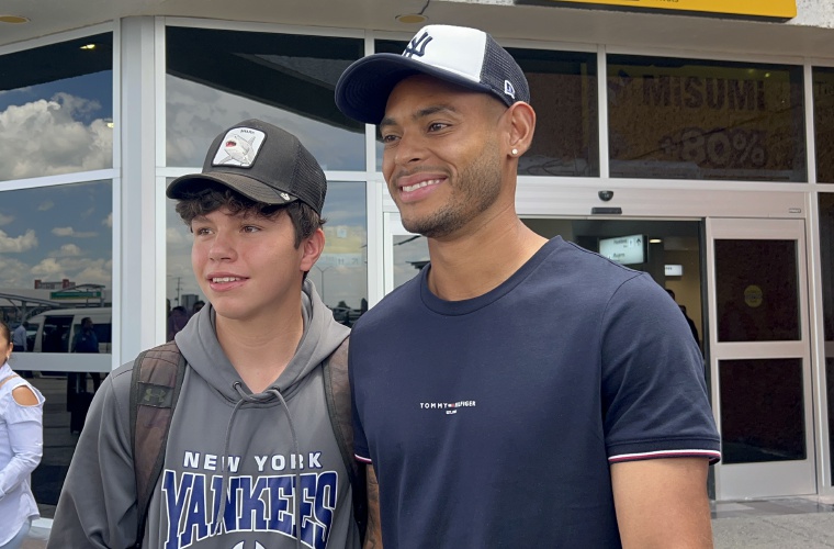 Ismael Díaz a su llegada al Aeropuerto Internacional del Bajío, en León.