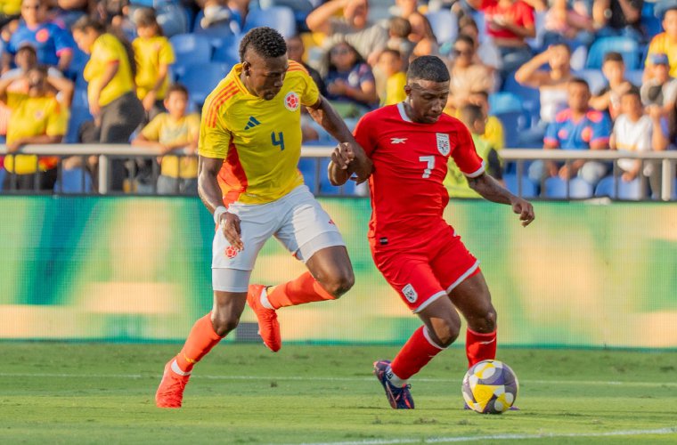 Didier Dawson (der.) conduce el balón durante el partido amistoso entre las selecciones Sub-20 de Panamá y Colombia celebrado ayer en Cali.