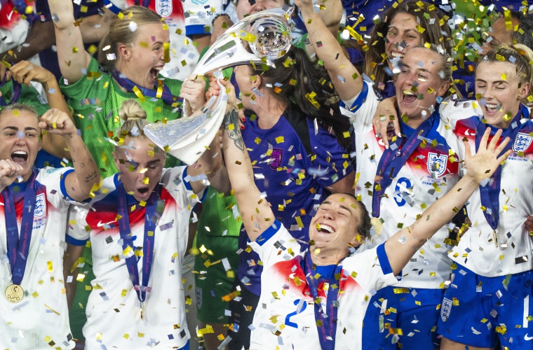 Las jugadoras inglesas celebran el título de la Eurocopa 2025 tras ganar en los penaltis a España.