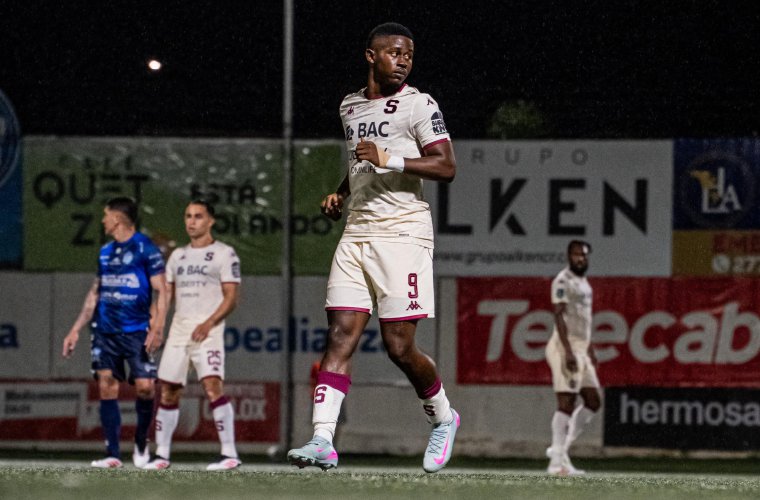 Gustavo Herrera en acción durante el encuentro.