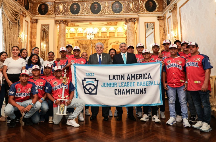 El equipo de Antón, campeón latinoamericano preintermedio de béisbol, junto al presidente de la República, José Raúl Mulino.