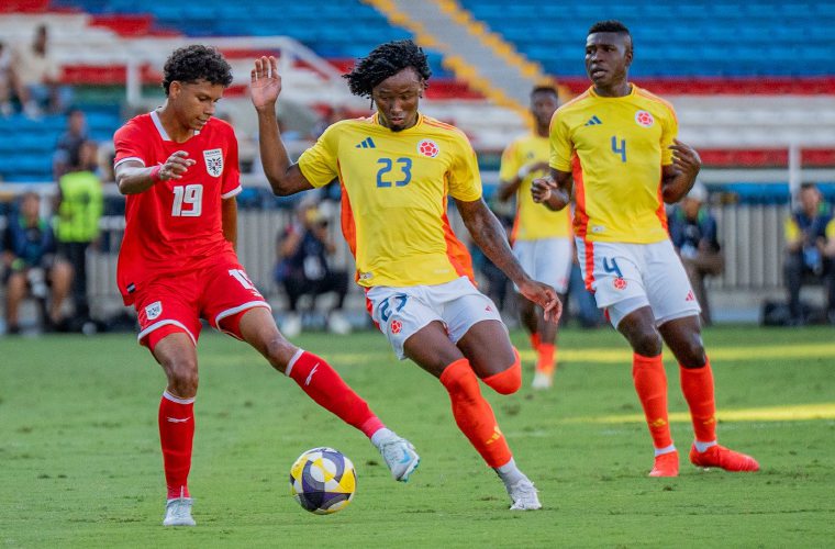 Óscar Peñalba (i) durante el primer partido de fogueo del pasado domingo.