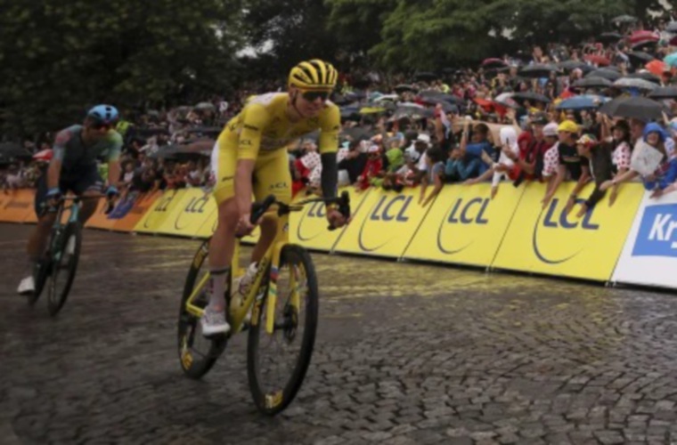 Tadej Pogačar (d) en acción.