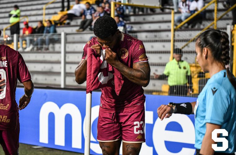 Newton Williams cuando celebraba su gol anotado.