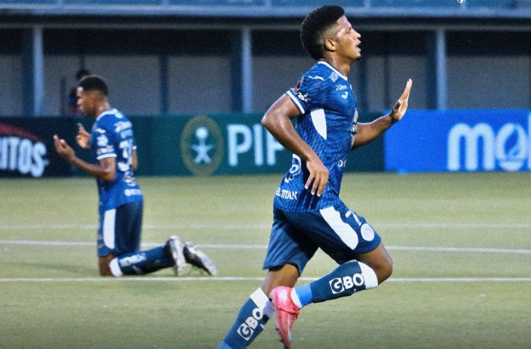 Jorge Serrano (der.) en el juego.