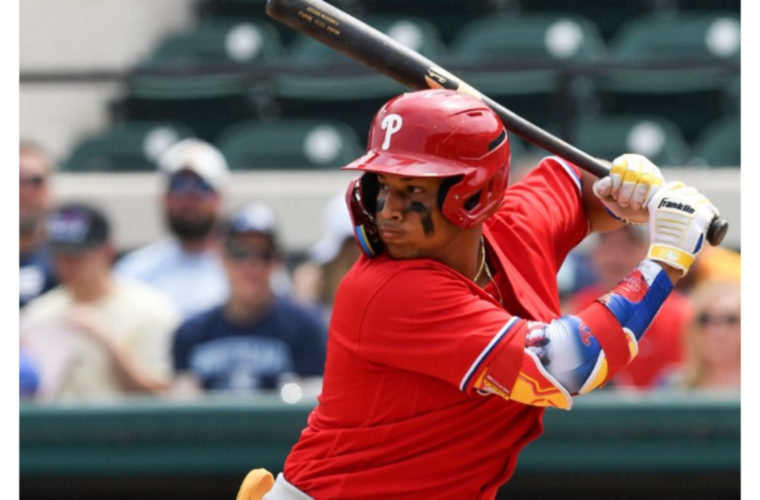 Eduardo Tait (bateando) y el relevista Jhoan Duran.