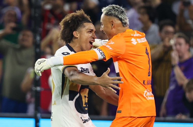 Adalberto Carrasquilla (izq.) y Keylor Navas celebran durante el juego.