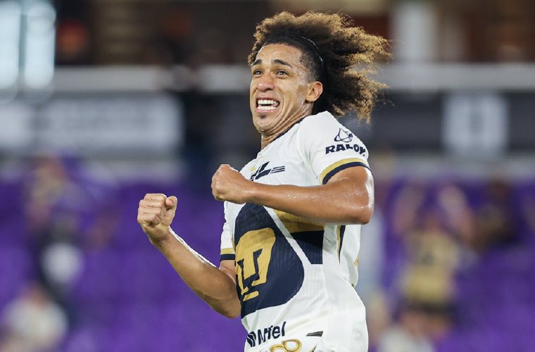 Adalberto Carrasquilla celebra uno de sus goles anotados con los Pumas.